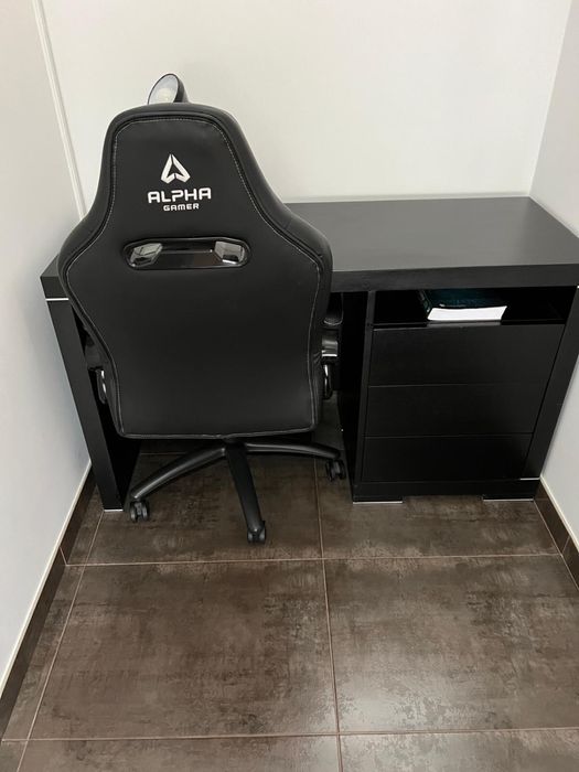 Secretária e cadeira