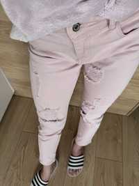 Różowe jeansy z przetarciami