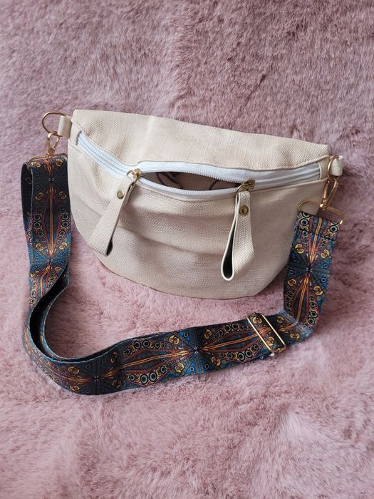 Świetna torebka nerka beżowa kremowa na suwak kolorowy pasek boho idea
