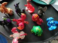 Figurki Bakugan  i karty