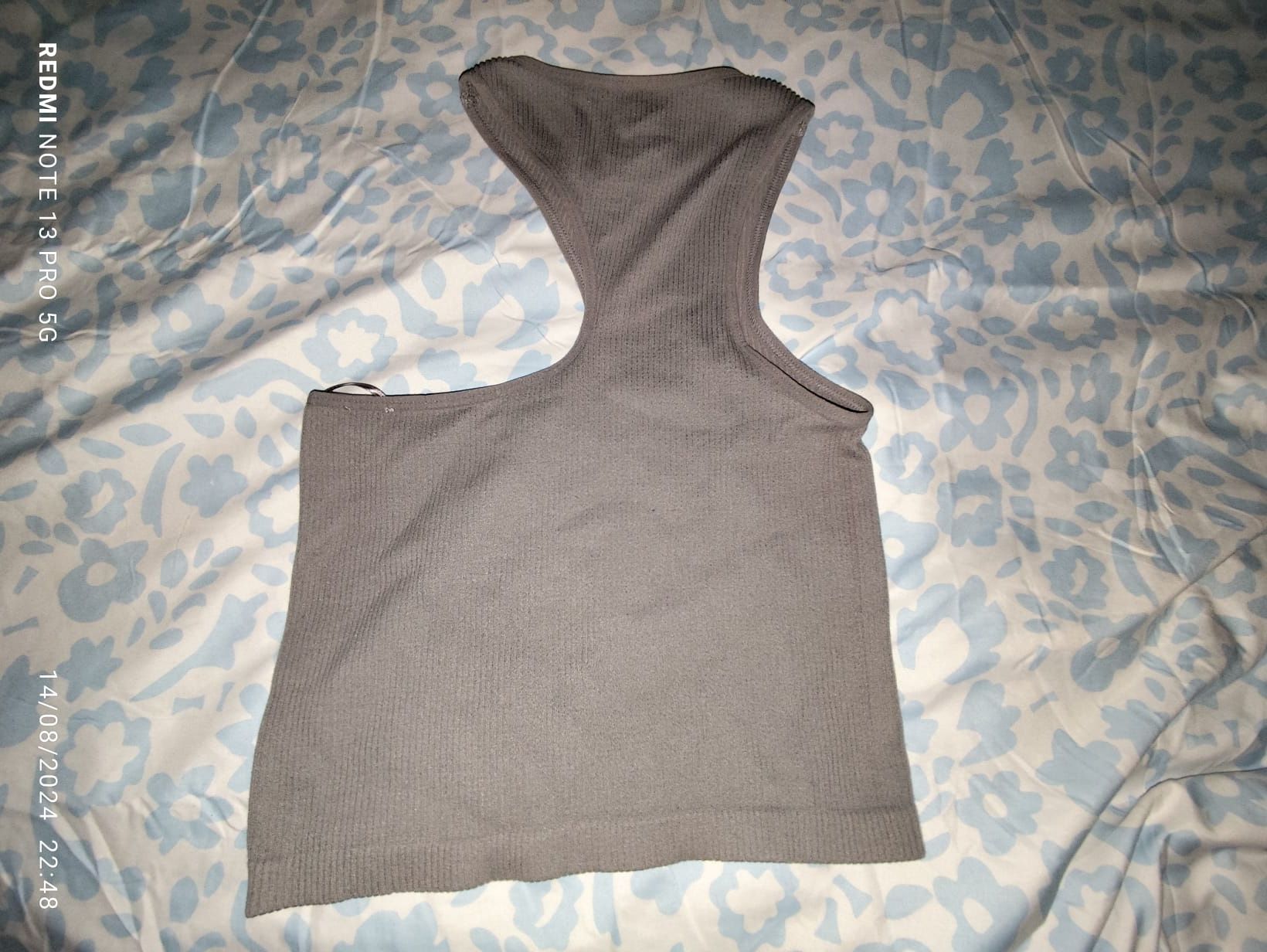 Cropped cinza bershka.