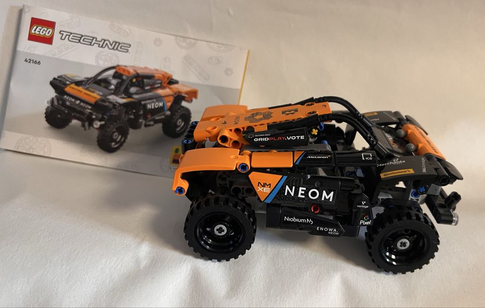 Лего модель автомобіля Lego Technic Neom McLaren Extreme E 42166