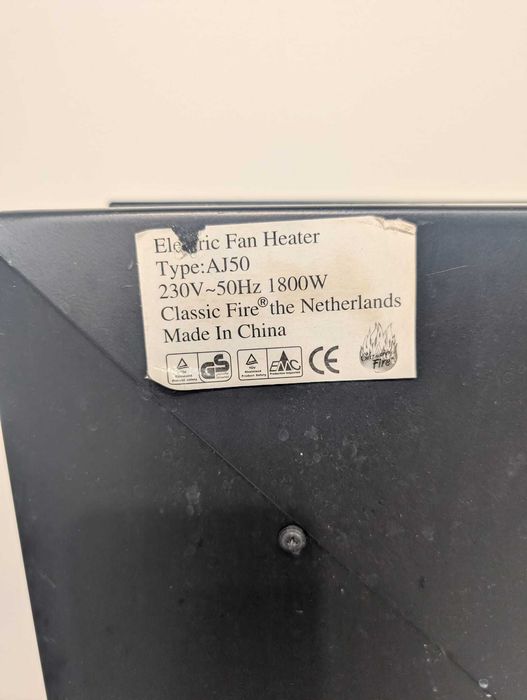 Czarny kominek elektryczny z wiatrakiem
