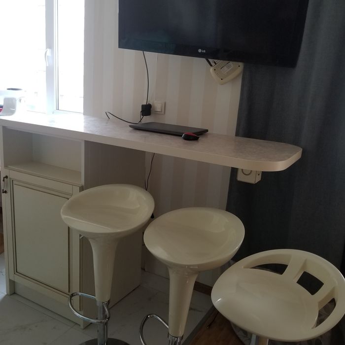 Барная стойка с встроенным холодильником и 3 барных стула