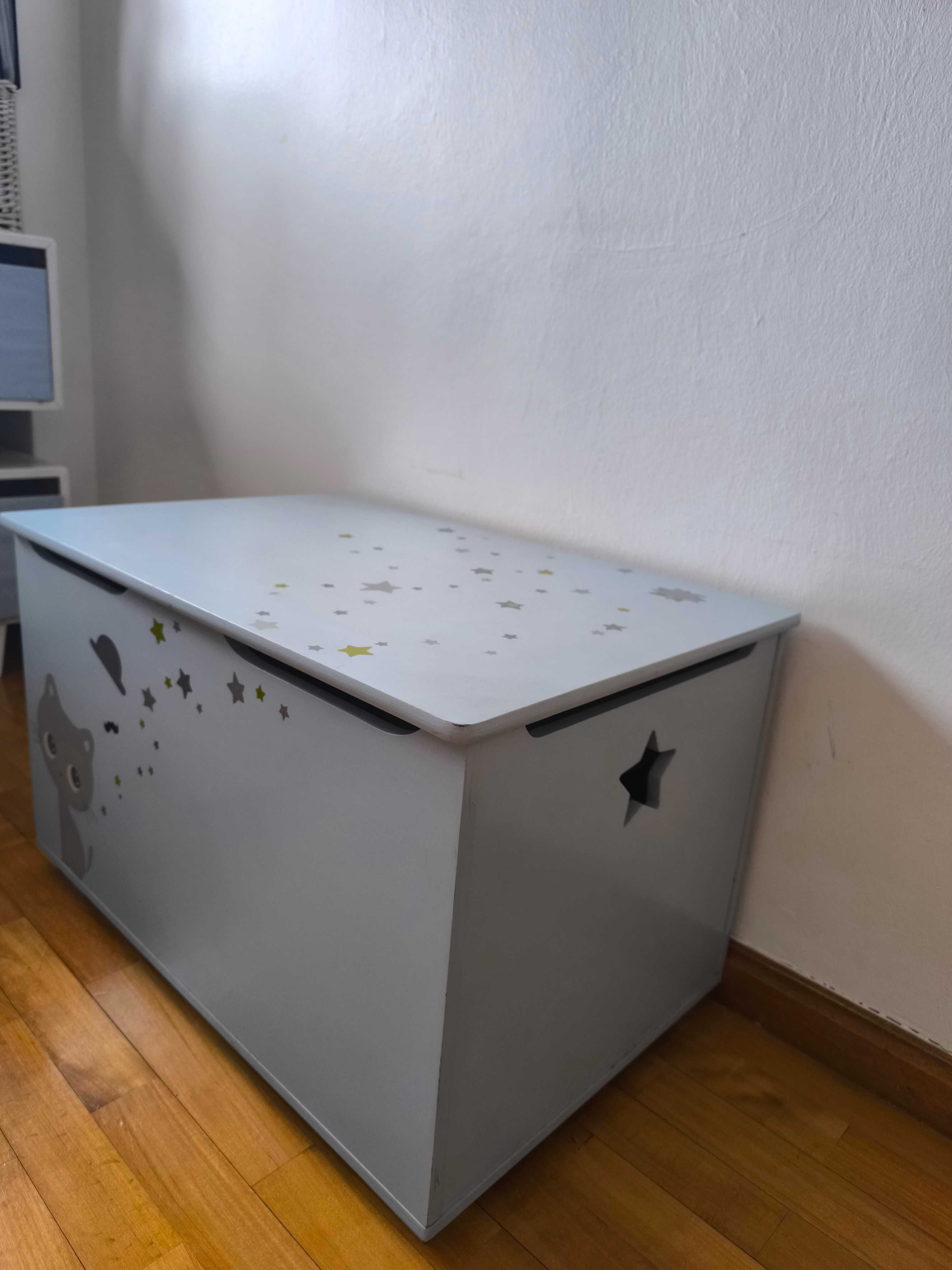 Vendo baú de criança em Madeira com fecho de íman para arrumação