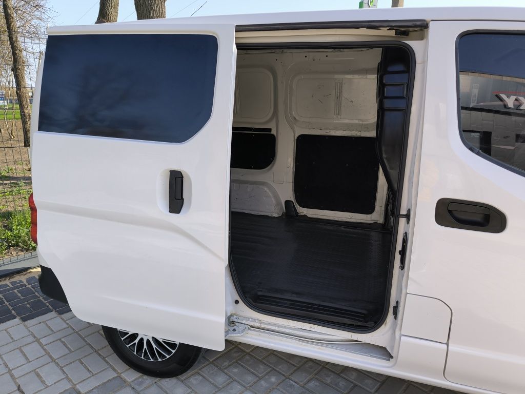 Продам Nissan NV200