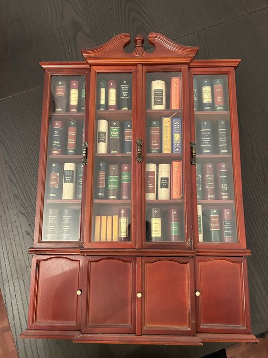 Quadro com livros clássicos em miniatura