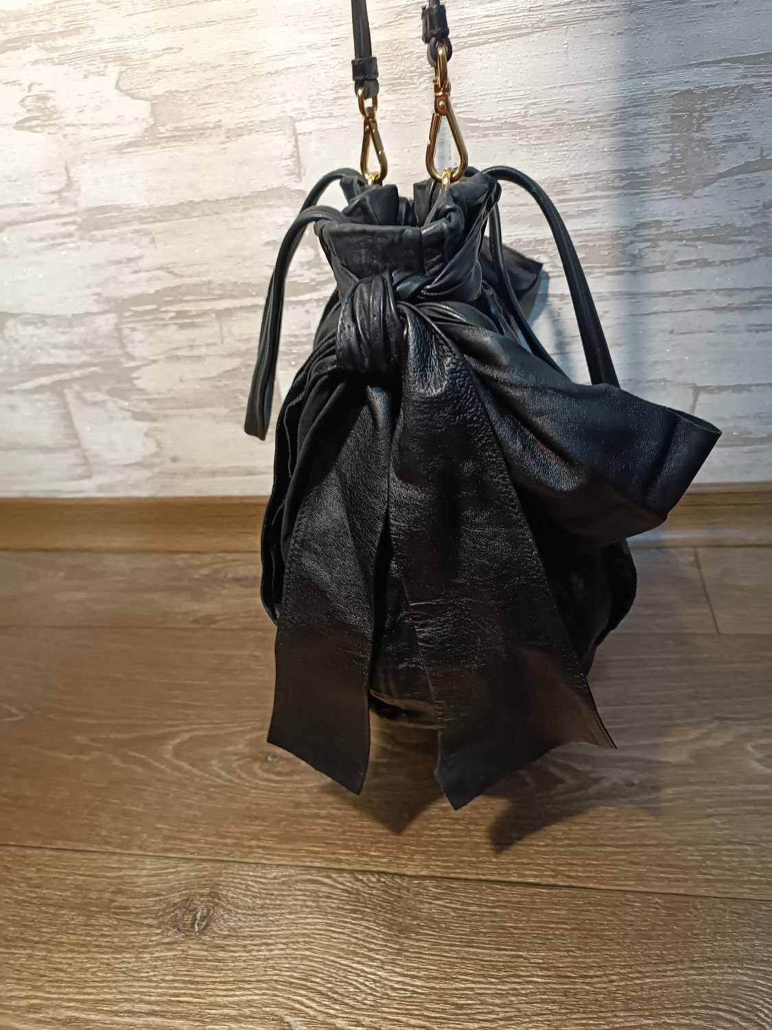 Вінтажна сумка Prada з натуральної шкіри – модель Bow Shoulder Bag