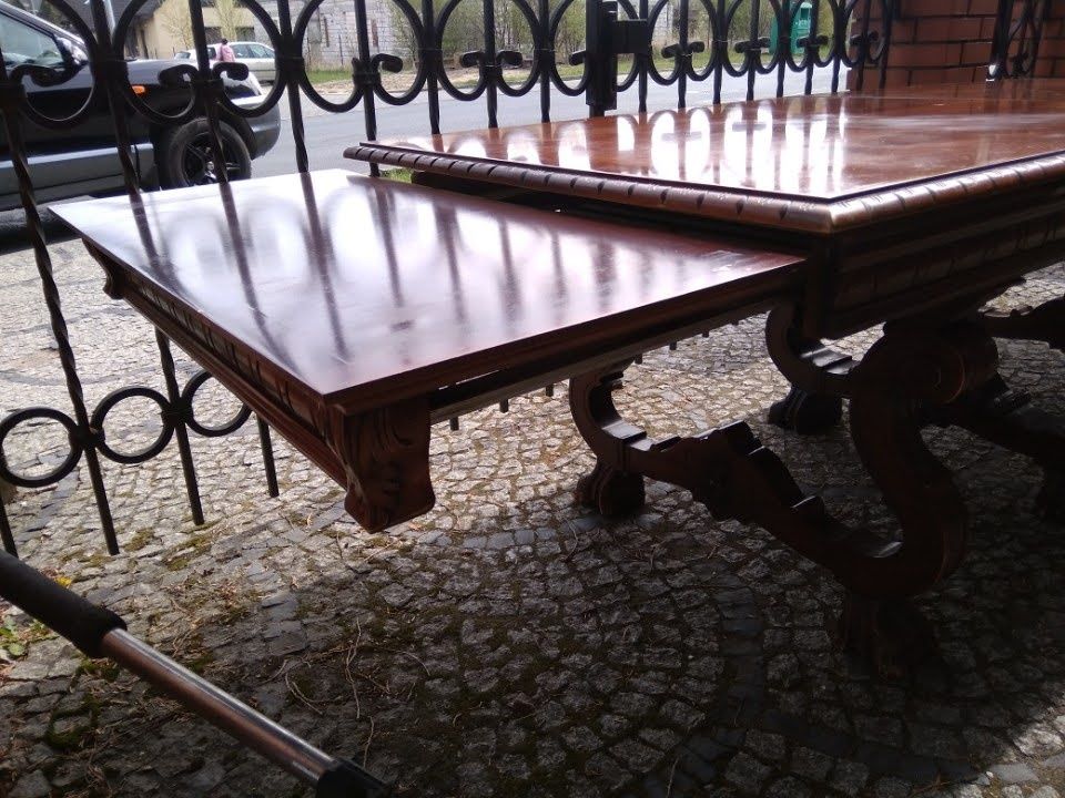 Stół w nieco starym stylu