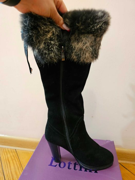 Чорні замшеві чоботи