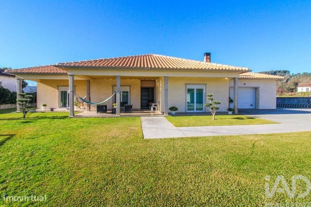 Casa / Villa T3 em Santa Cruz da Trapa e São Cristóvão de Lafões de 17