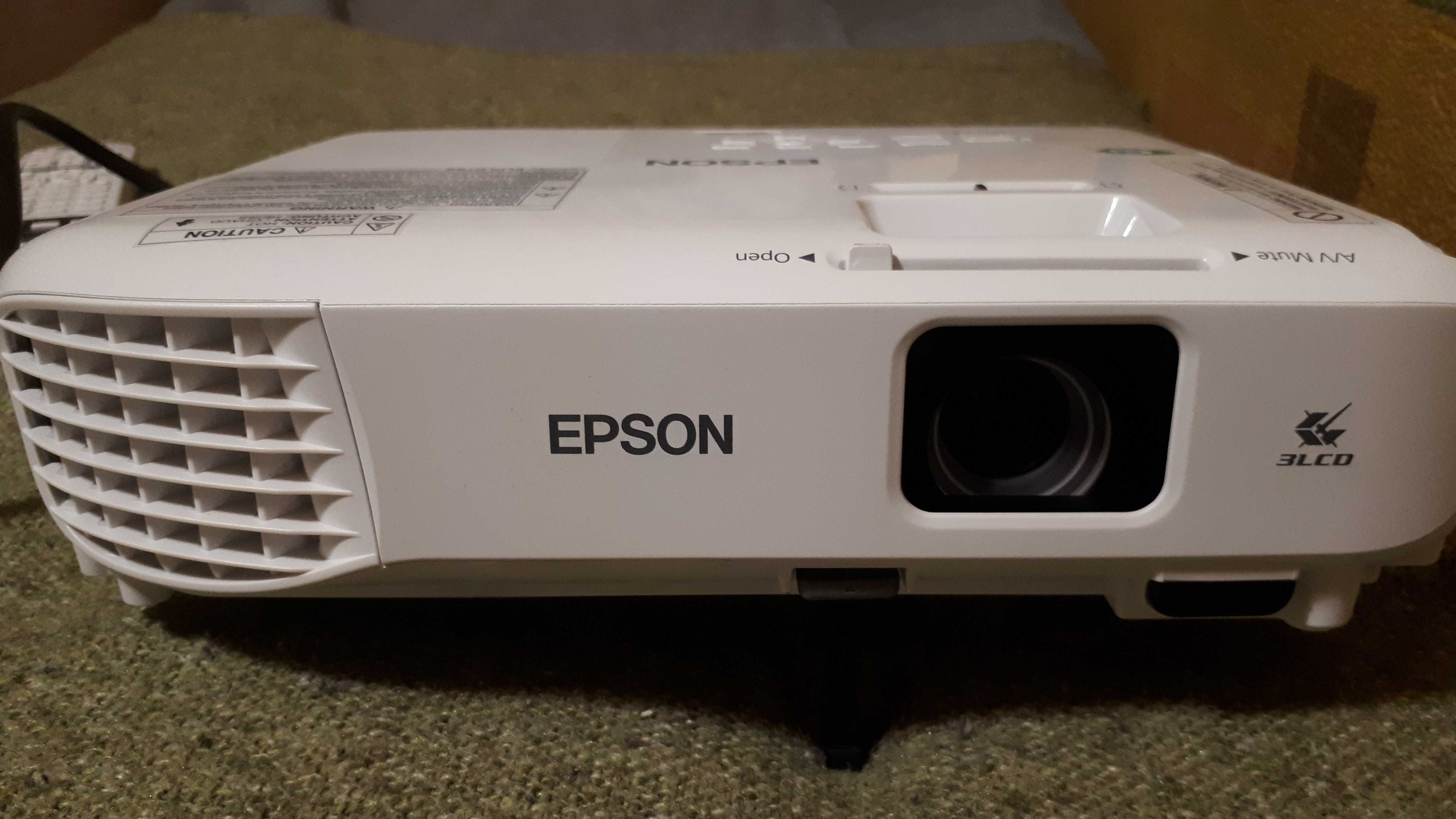 Проектор Epson EB-W05. для фильмов, презентаций.
