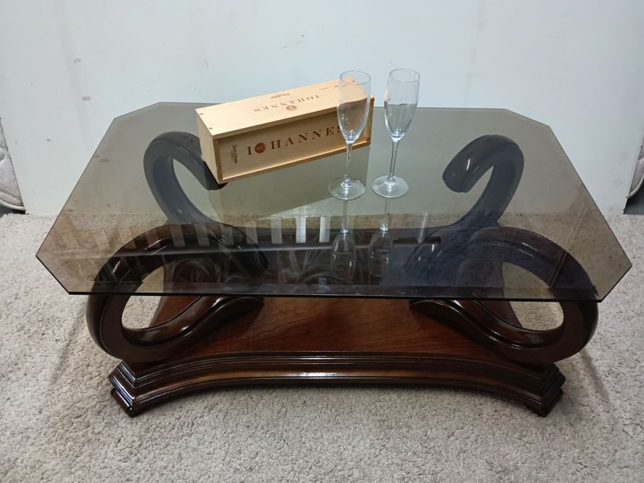 Mesa de centro em madeira de castanho com tampo em vidro . 
Medidas: 9