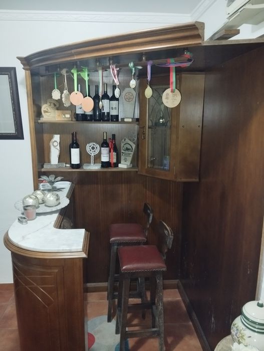 Vendo Móvel/bar e 2 bancos