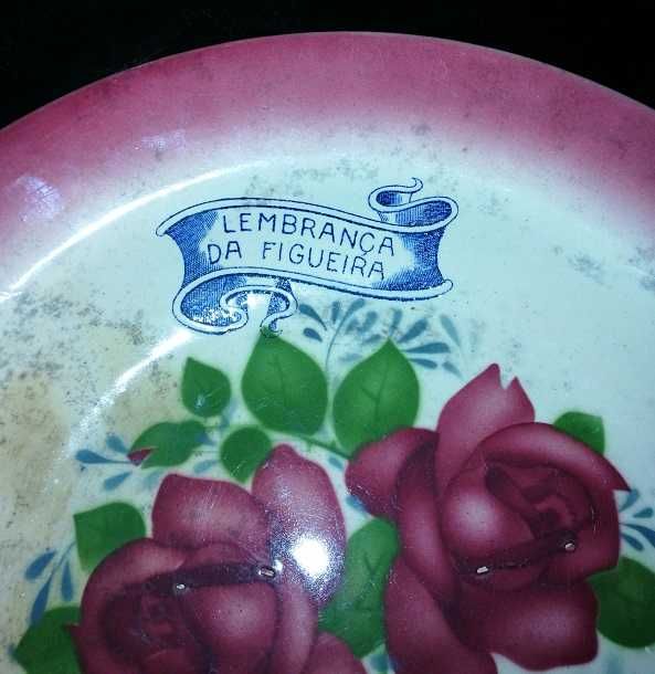 Saladeira da fábrica de louças de Sacavém decorada com rosas