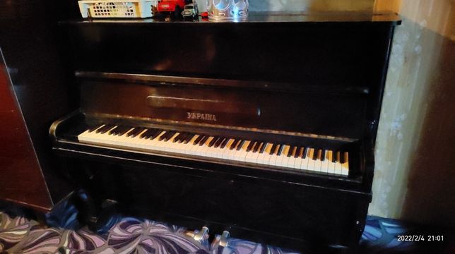 Пианино с небольшими потёртостями