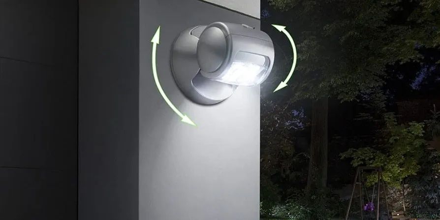 Вуличний ліхтар з датчиком руху