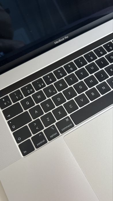 MacBook pro 15” 2019 RAM 16gb, core i9, touch ID