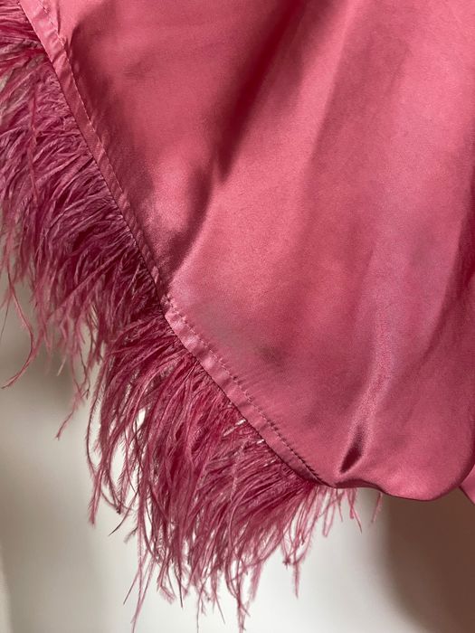 Vestido de manga comprida com decote assimétrico e detalhes em penas L