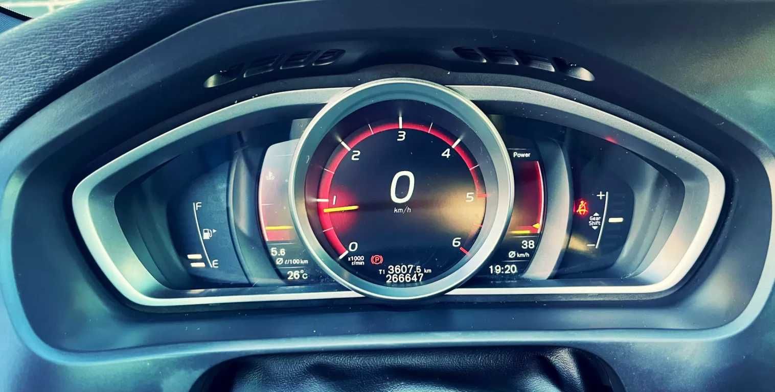 Volvo V40 2.0 D4 R-Design