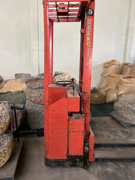 Vendo stacker  a bateria levanta ate 4 metros