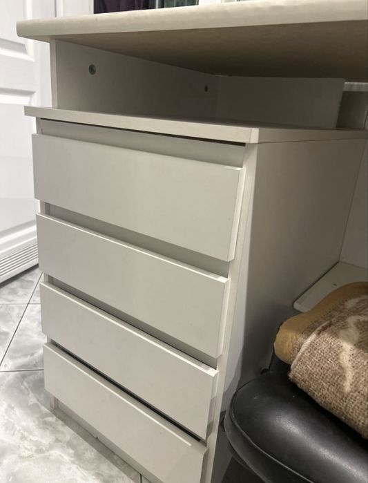 Biurko z 4 szufladami