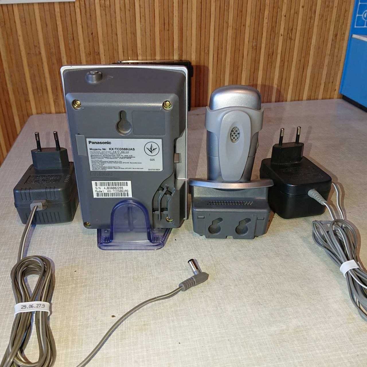 телефон з переносн трубкою і зарядними пристроями для трубки і станції