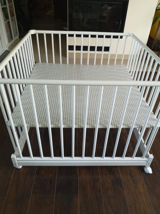 Geuther solidny duzy kwadratowy drewniany kojec bialy 102x102