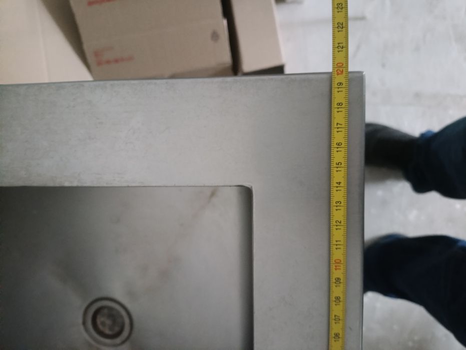 Стіл з мийкою та полицею знизу