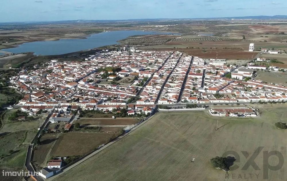 Moradia T4 Alentejana Com Garagem, Amplo Terraco, Quintal, Em Beringel