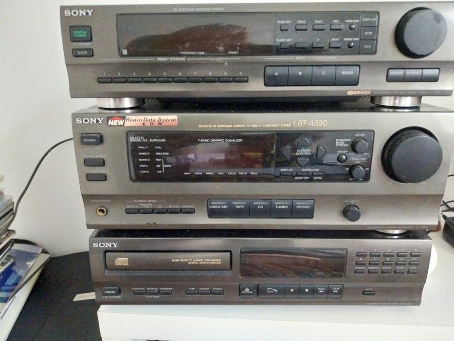 Radio e leitor de CD da marca Sony com 2 colunas