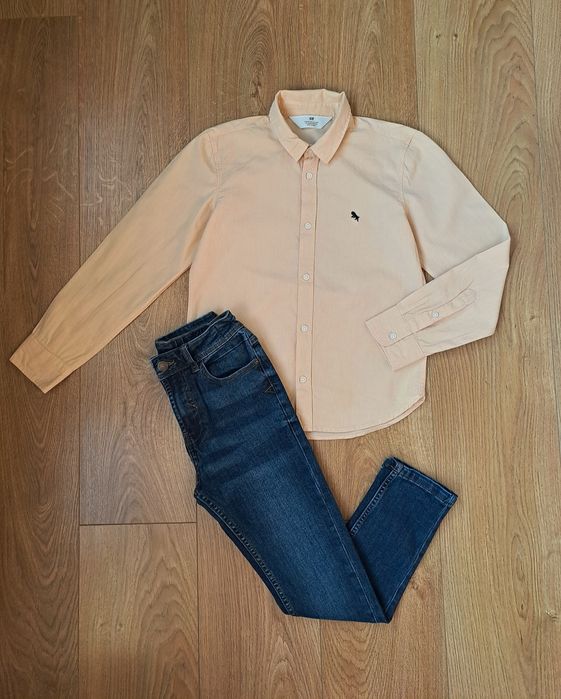 Рубашка с длинным рукавом и синие джинсы для мальчика