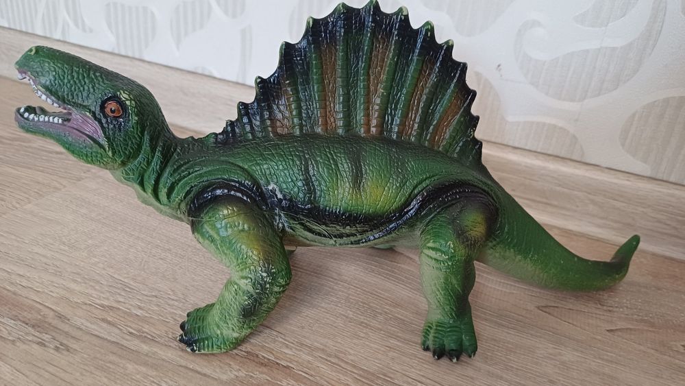 Іграшкові динозаври.
