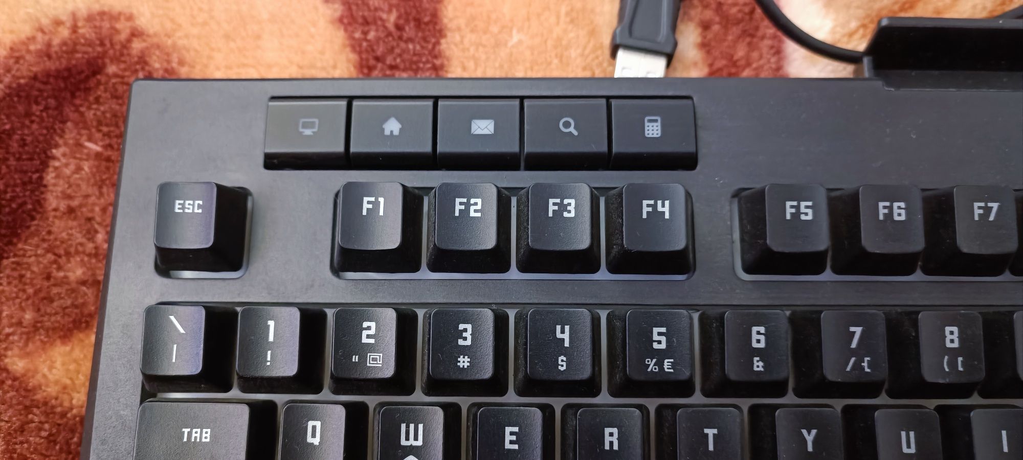 Teclado RGB com efeito arco íris em movimento, Portugues