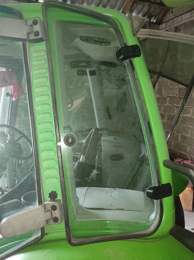 Deutz-Fahr Agrotron zawias szyby bocznej