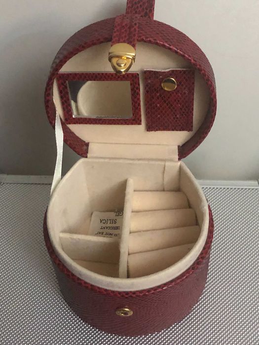 Guarda jóias em pele redondo vermelho