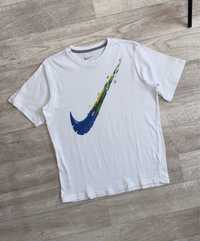 Білосніжна футболка від Nike
