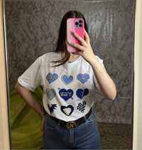T-shirt com corações azuis