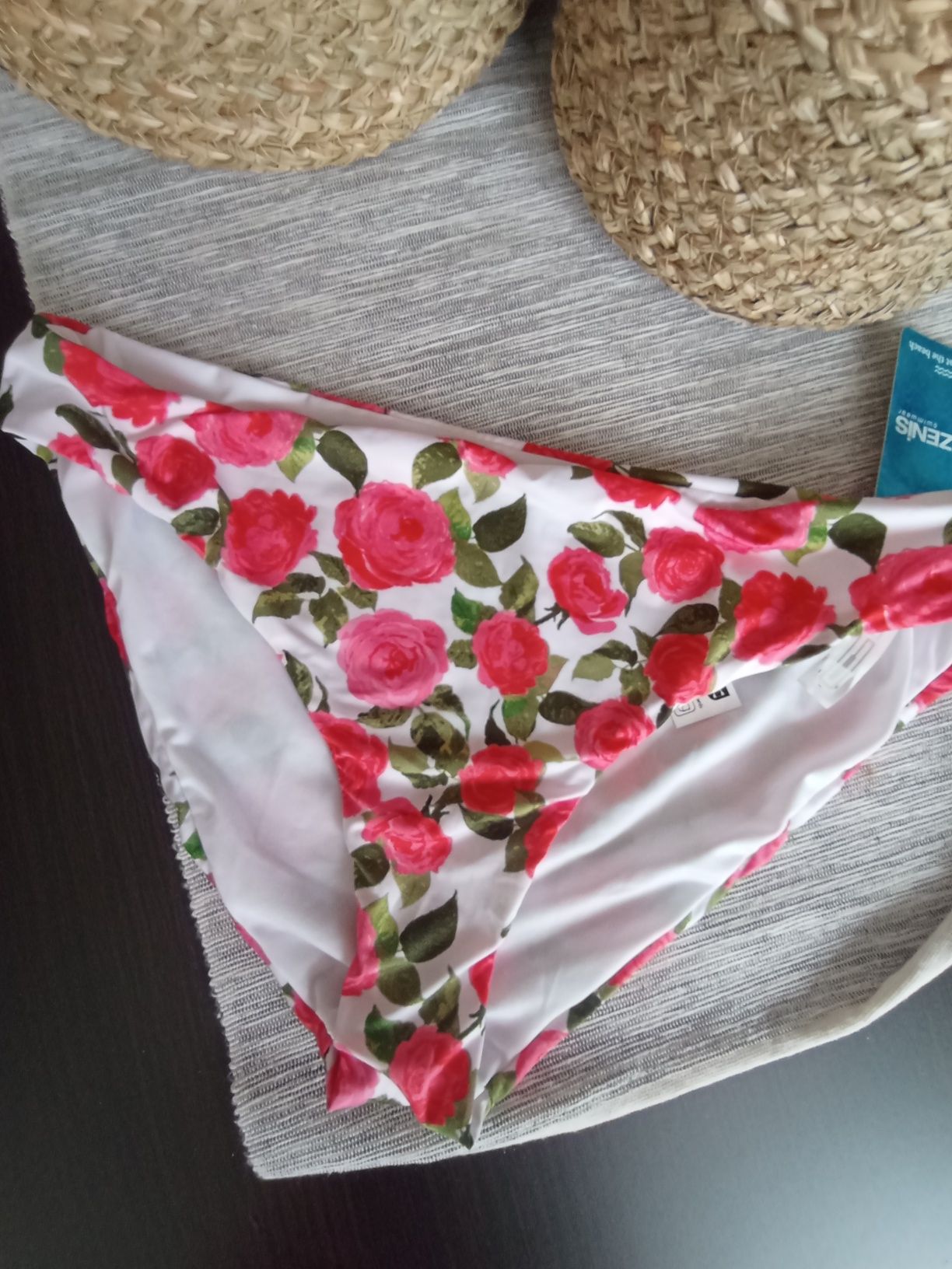 Nowe majtki od stroju kąpielowego w róże Tezenis L nowe
