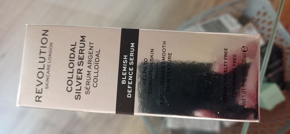 Revolution Skincare serum łagodzące do skóry z problemami srebro