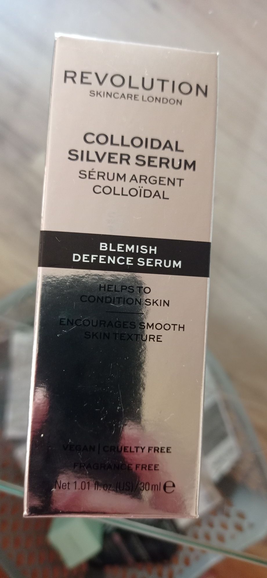 Revolution Skincare serum łagodzące do skóry z problemami srebro