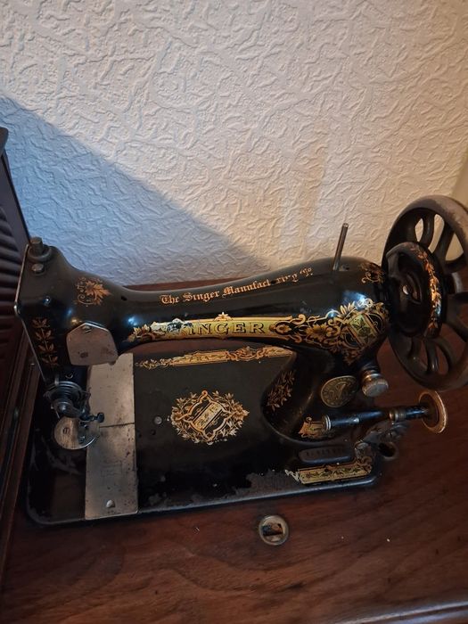 Maszyną  Singer. Rok produkcji 1886