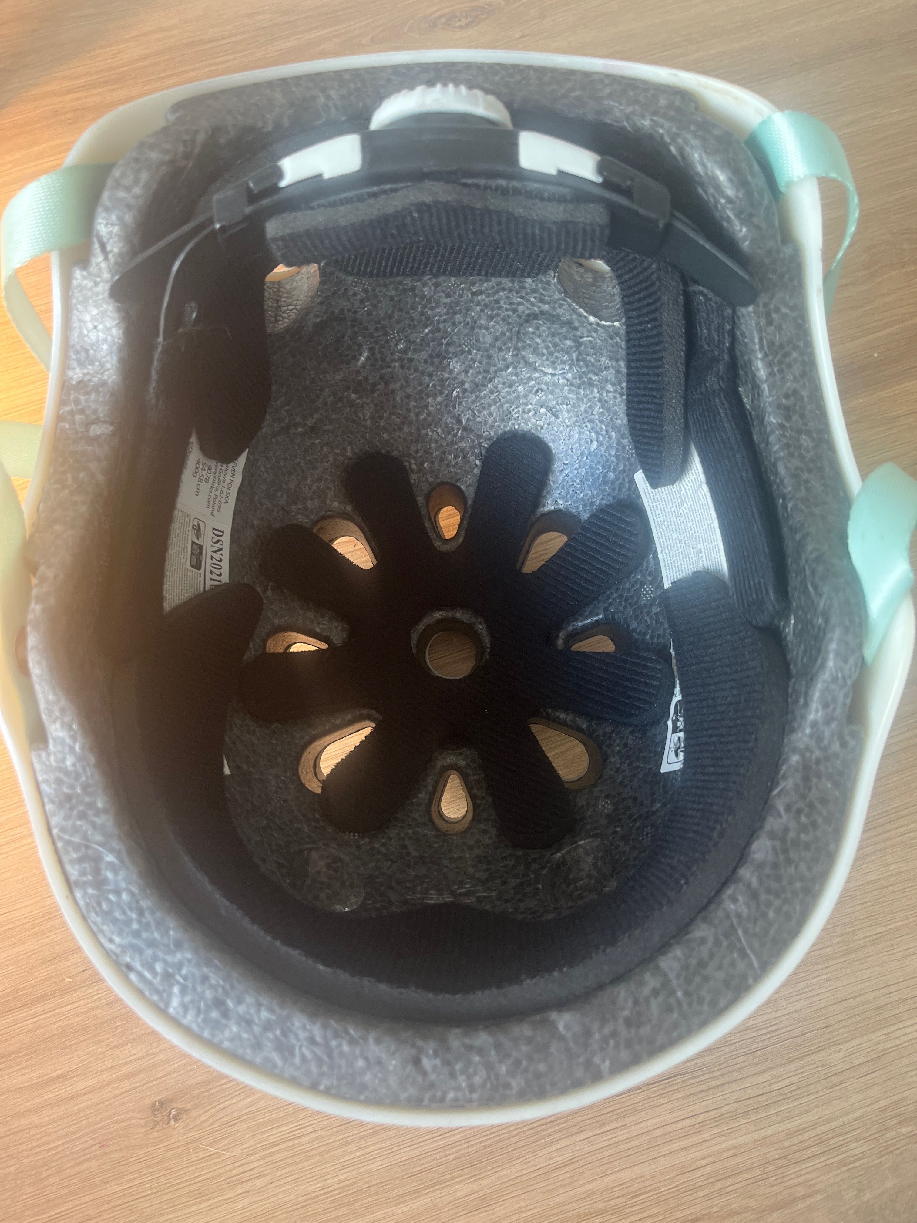 Kask dziecięcy - motyw krainy lodu