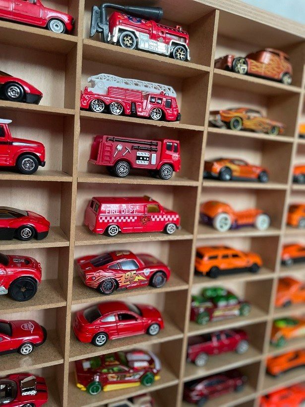 PIONOWA półka drewniana na resoraki HOT WHEELS na 56 autek