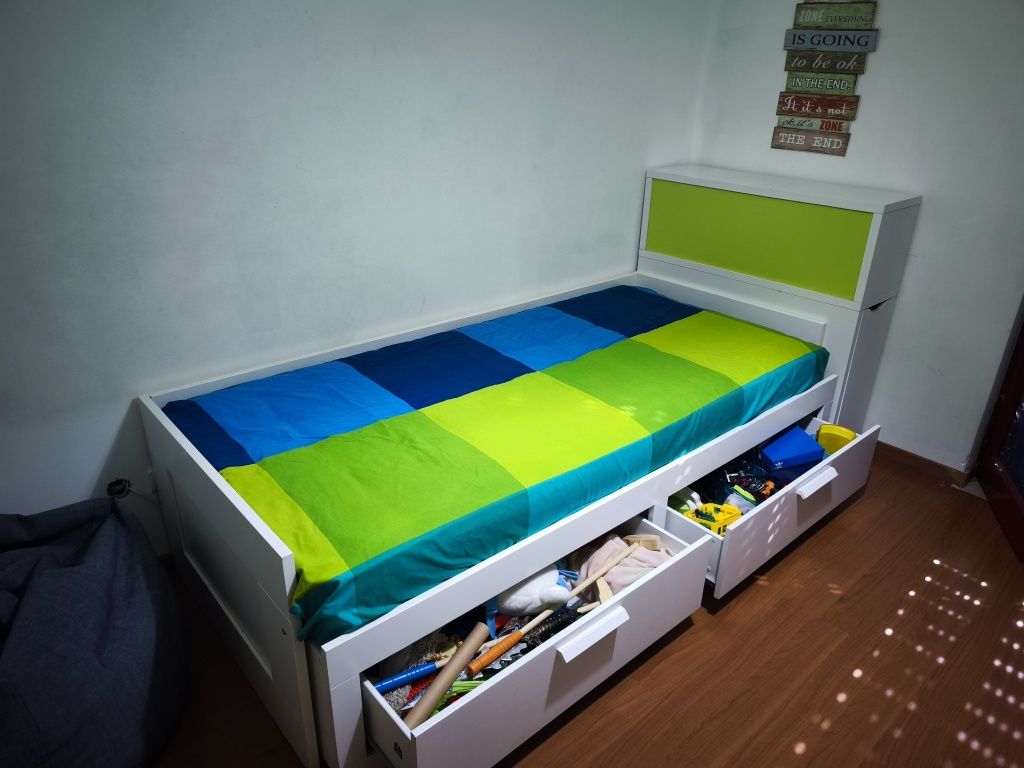 Cama solteiro com gavetas
