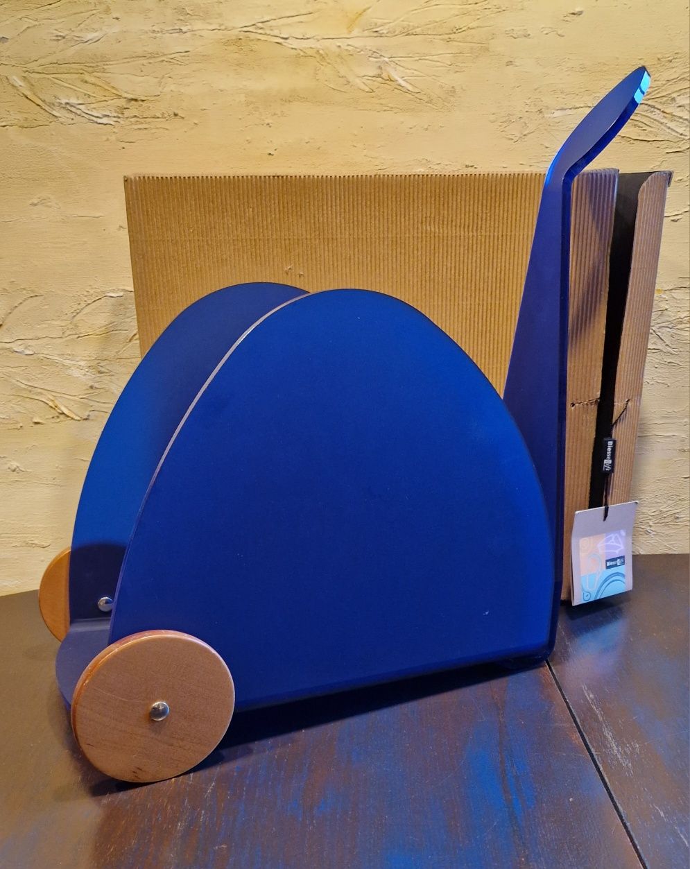 GAZETNIK/STOJAK na gazety,design Biesse,włoski,tworzywo szafirowe