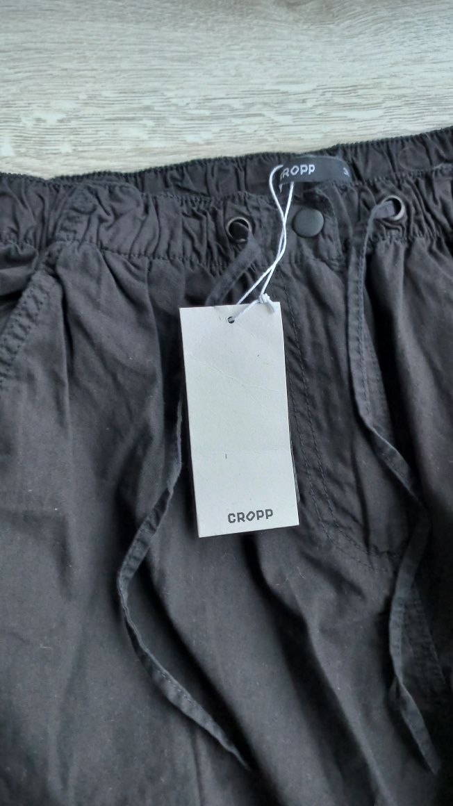Nowe spodnie Cropp kieszenie