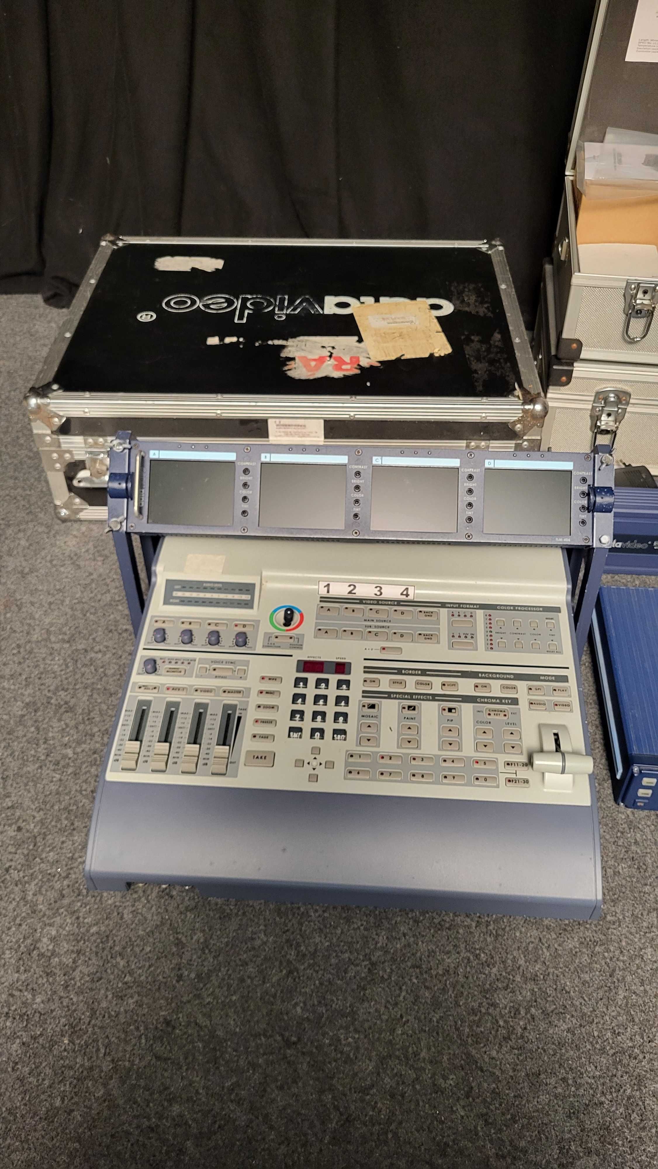 Mesa Mistura Vídeo SD Datavideo SE-800 DV c/ rack 4 monitores