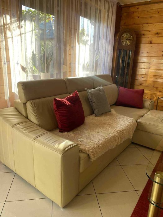 Kanapa skórzana narożna z funkcją spania i ława szklana