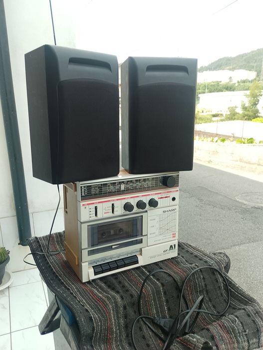 Radio cassete Sharp.
